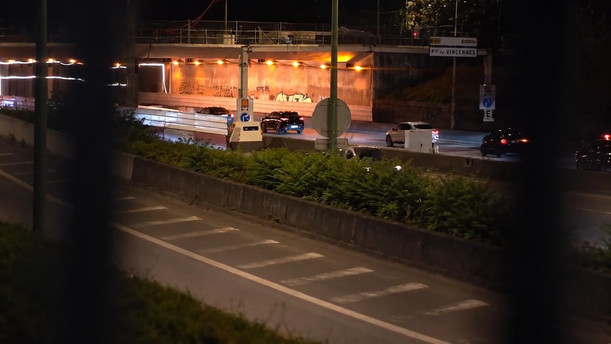france_soir's tweet photo. ⚠️ À la porte de Montreuil, un radar de chantier limité à 30 km/h, caché derrière une palissade, flashe en série. Sécurité des travaux ou machine à PV ?

Article en commentaire 👇 https://t.co/OKW9PJm9Vu