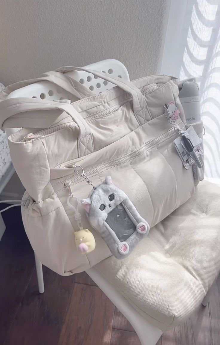 ibyaerii's tweet photo. how does pinterest see me ⊹ ࣪ ˖

☆ top
★ bottoms
☆ bag
★ footwear

gave me a big ass bag cause i be carrying everything possible cause i have the mindset of "what if someone needs it" 

and i would totally wear this omggg https://t.co/8hkfzYTOcr