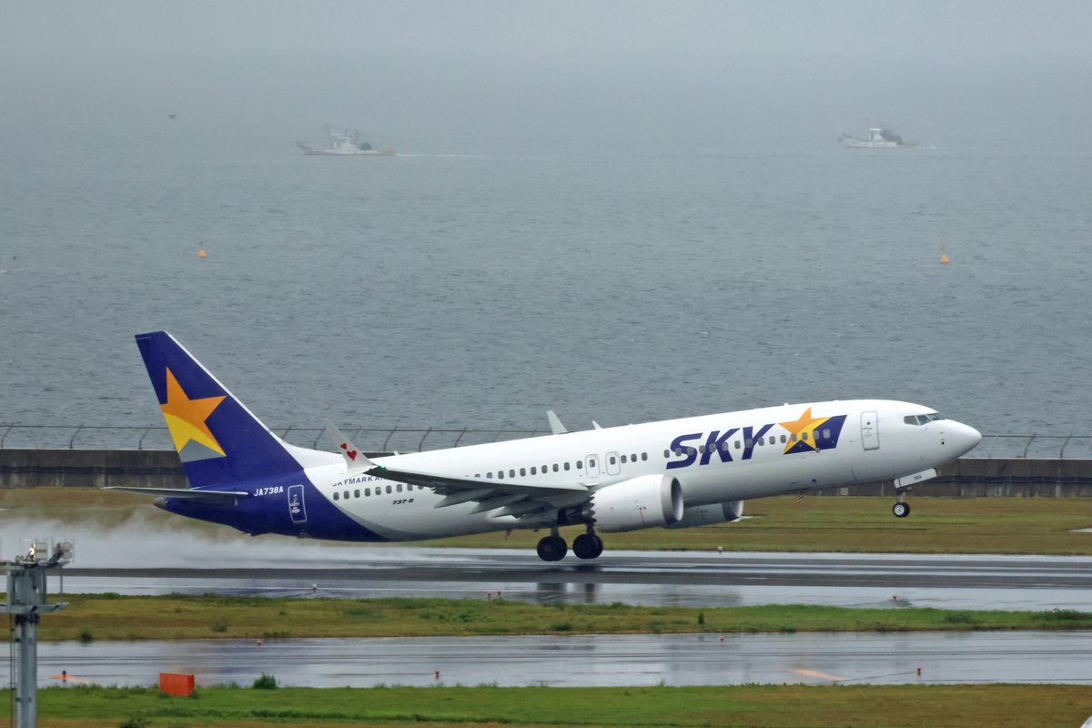 Centrairairport's tweet photo. 今朝もセントレアでスカイマークのボーイング737-8が朝の鹿児島線に投入されていました。毎日朝イチと最終の鹿児島からの便で見かけますね。スカイデッキが開いていないのが残念です。いってらっしゃい‼️ https://t.co/yCyuhBmIyY
