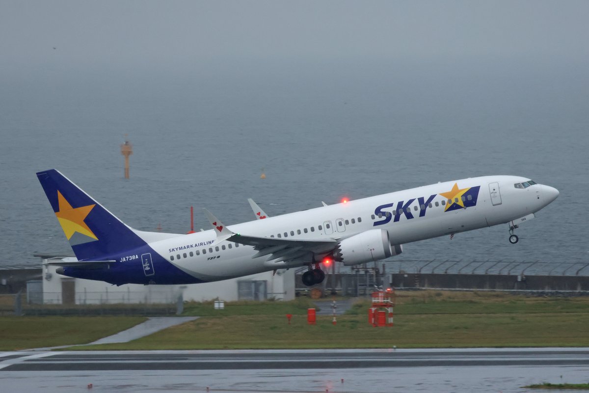 Centrairairport's tweet photo. 今朝もセントレアでスカイマークのボーイング737-8が朝の鹿児島線に投入されていました。毎日朝イチと最終の鹿児島からの便で見かけますね。スカイデッキが開いていないのが残念です。いってらっしゃい‼️ https://t.co/yCyuhBmIyY