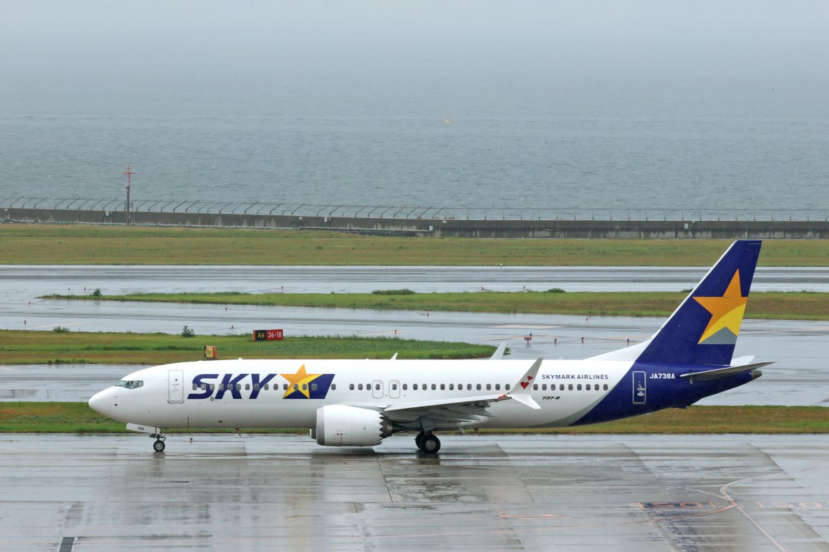 Centrairairport's tweet photo. 今朝もセントレアでスカイマークのボーイング737-8が朝の鹿児島線に投入されていました。毎日朝イチと最終の鹿児島からの便で見かけますね。スカイデッキが開いていないのが残念です。いってらっしゃい‼️ https://t.co/yCyuhBmIyY