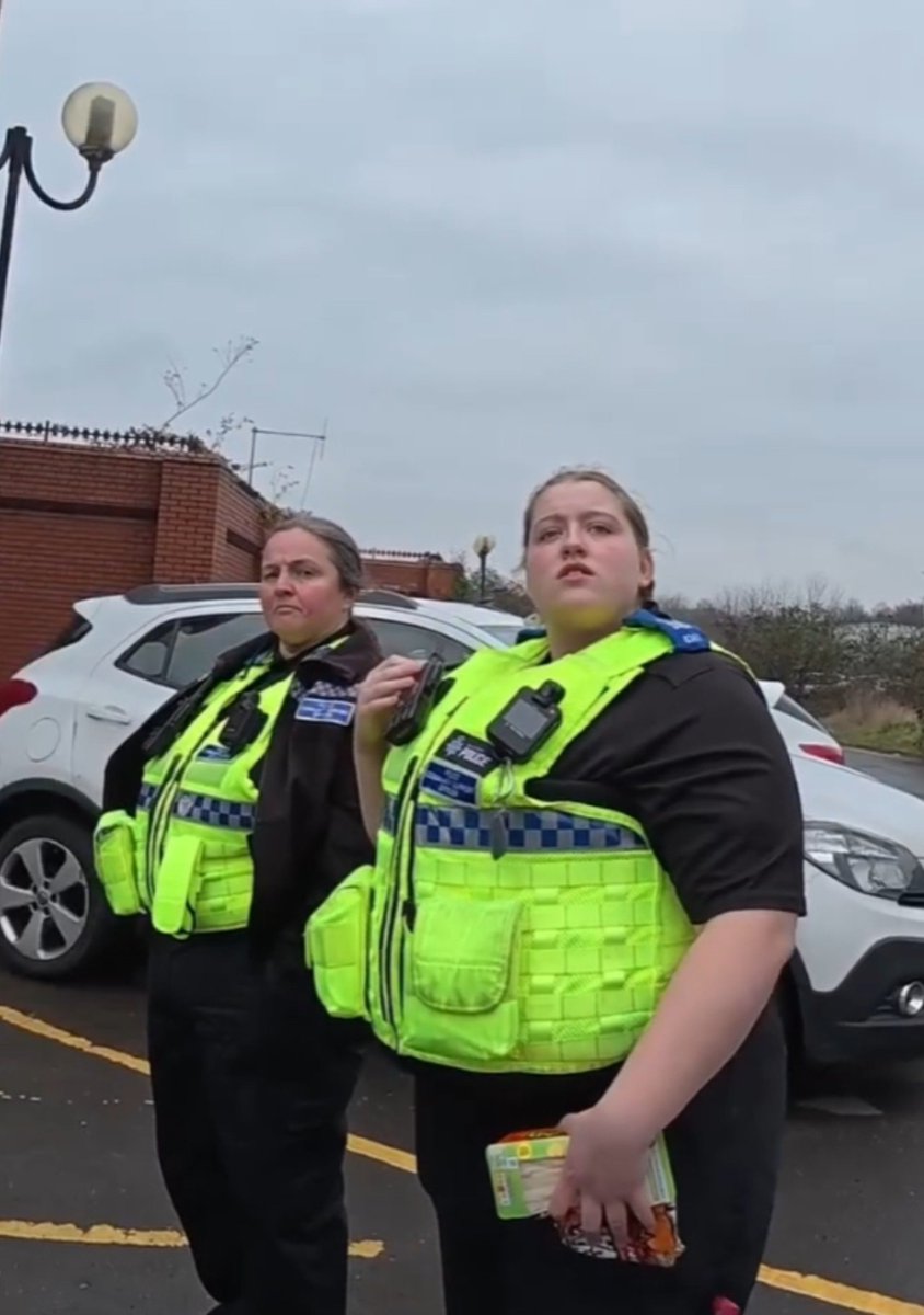 RadioGenoa's tweet photo. The British police. https://t.co/4D0S71qfwy