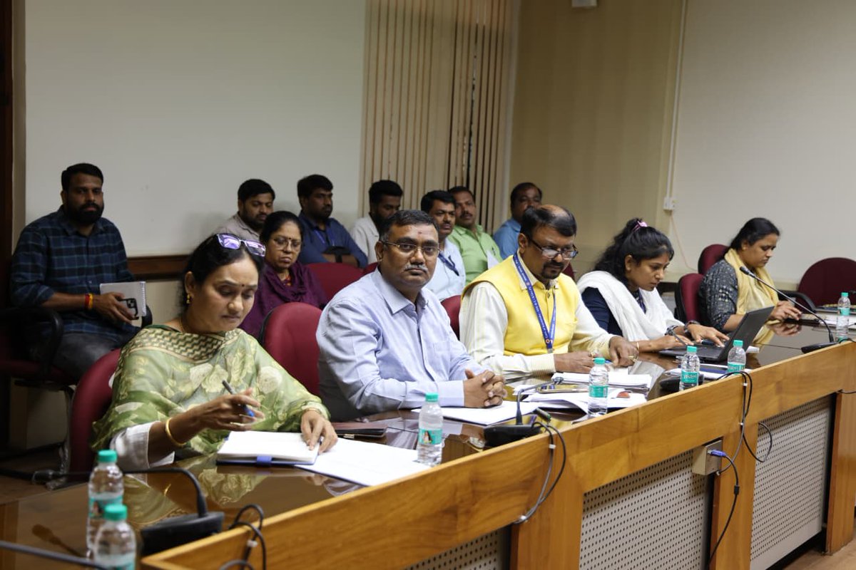 nlm_karnataka's tweet photo. A progress review meeting on the NRLM and DDU-GKY was held under the chairmanship of Dr. Sharana Prakash R. Patil, Hon’ble Minister for Department of SDEL, at Vikasa Soudha.
@SecretariatSDEL @S_PrakashPatil https://t.co/4MpdxQ3Xyo