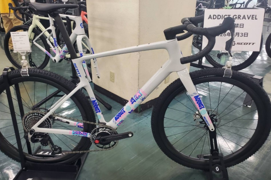BandS_Energy's tweet photo. 新型のグラベルバイクが登場しました！ UDHの採用や多種にわたるストラテージマウントなど、新機能も満載ですが。 本質的な素性の良さに磨きがかかっているいるように感じました！ フォークの形状変��やタイヤクリアランスの見直し。 マーケティングより本質◎ #2027addictgravel #SCOTT https://t.co/QrO3Z0xN5s