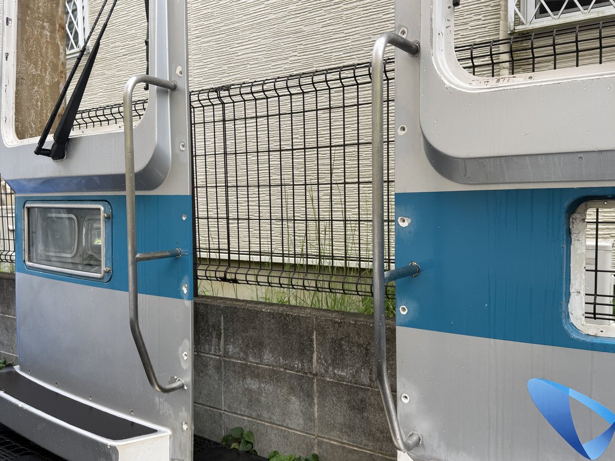 oer3263's tweet photo. 1/1スケール
小田急1000形未更新車を作ろう

今月号は...あの特徴的な【手すり】！

本物が手に入らず複製しましたが
完成した手すりが届いたので装着！
本物の手すりにしか見えません🤤

残す不足部品は
貫通ドア、運転席側ヘッドライト。
小田急エンジニアリングさんが
お持ちなら是非とも販売を🙇 https://t.co/Mmz3JsmXii