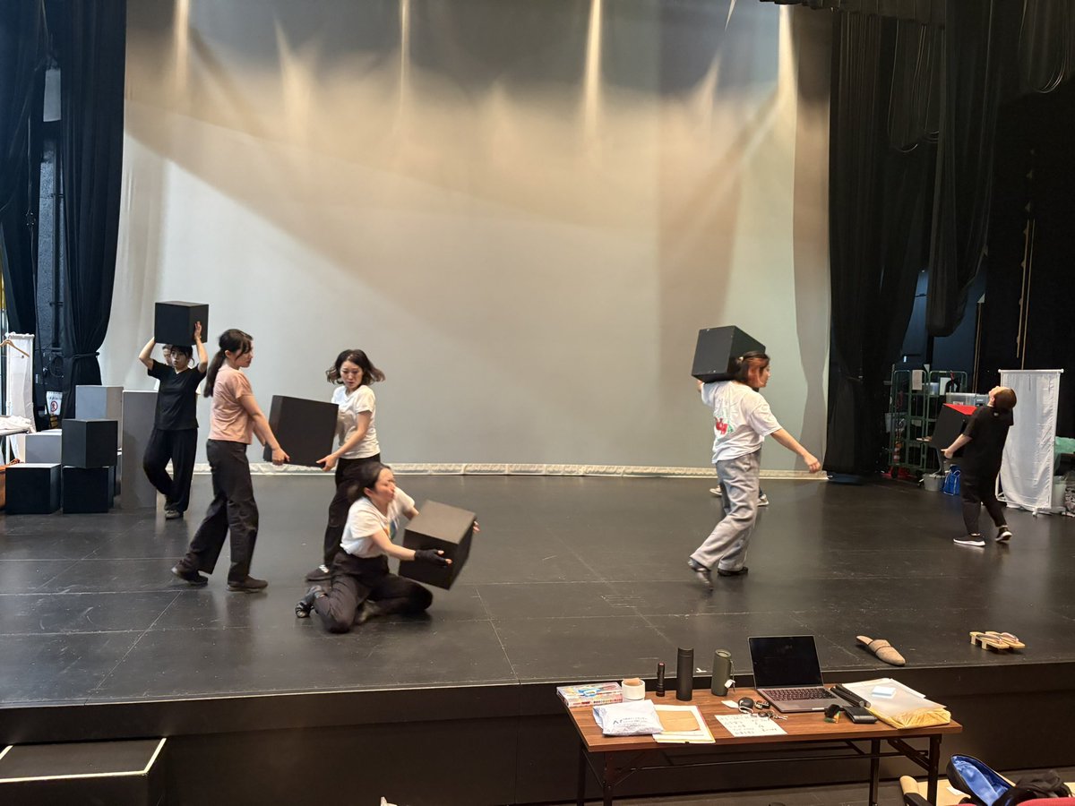 shoshinz's tweet photo. #川崎市アートセンター #あさやけ
オブジェクトシアターのアドバイザー兼ディレクションで稽古に参加⭐️

かなりいい感じのシーンがいくつかできました！若い俳優さんたちと、にぎやかに愉快に真剣に。

舞台はやはり自由で、簡単ではないけど面白いよね。 https://t.co/Wjz7biJzSu