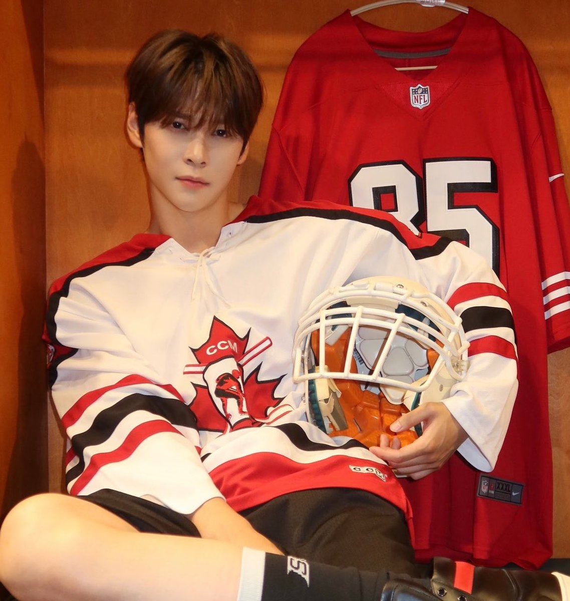 thexnh's tweet photo. องค์ชายทรงตรัสว่าถ้ากระหม่อมแข่งชนะ องค์ชายจะให้รางวัลอย่างงาม วันนี้กระหม่อมชนะแล้ว กระหม่อมมาทวงสัญญา

ก็มาขอมาสิ เราเป็นคนรักษาคำพูดอยู่แล้ว

แบบนั้นองค์ชายก็คงต้องเอาตัวเองผูกริบบิ้นมาให้กระหม่อม เพราะรางวัลที่งามที่สุดสำหรับกระหม่อมก็คือองค์ชาย https://t.co/IksgPotbqC