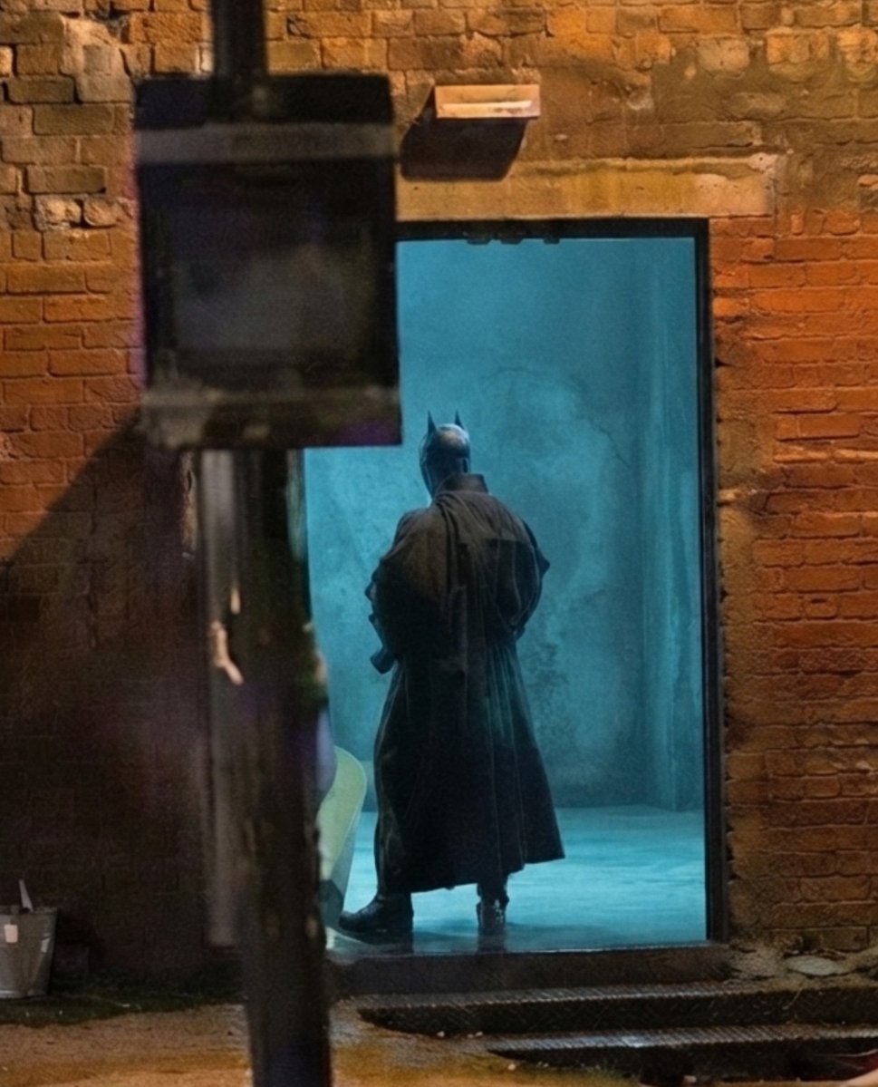 BoinkBuzz's tweet photo. 🚨 𝗡𝗘𝗪 IMAGES of Robert Pattinson's Batman on set of the highly anticipated "THE BATMAN: PART 2"

Batman will steal a GCPD bike to escape the cops after his batmobile got wrecked

Matt Reeves is currently filming location scenes in Glasgow, Scotland, alongside ongoing production work at Warner Bros. Studios in the UK