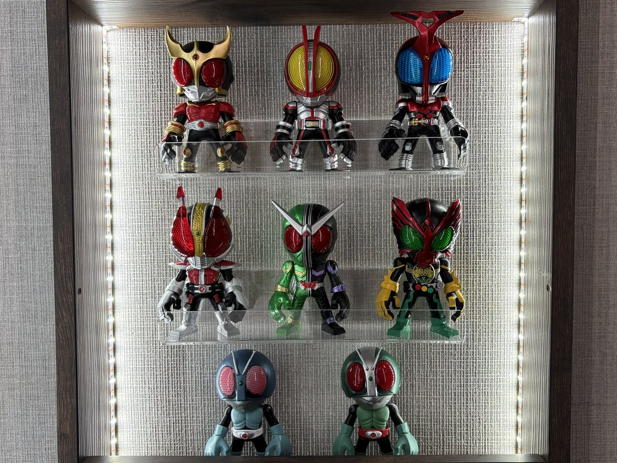 giimanys's tweet photo. 飾る場所迷子だったパワーナックルだけど、本棚改造してなんならテープライトも仕込んで遂に飾ることが出来た✌️
#powerknuckle
#パワーナックル
#仮面ライダー https://t.co/MiiT65Yx8q