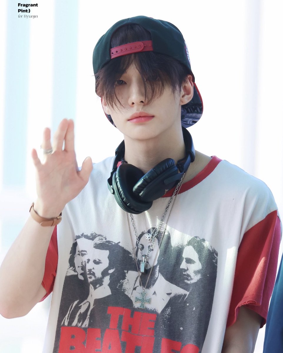 evgmonn's tweet photo. first pic with the beer: mature boyfriend material 
second pic: a cool high school kid with his bangs and backward cap 

#hyunjin https://t.co/7jffffbkee