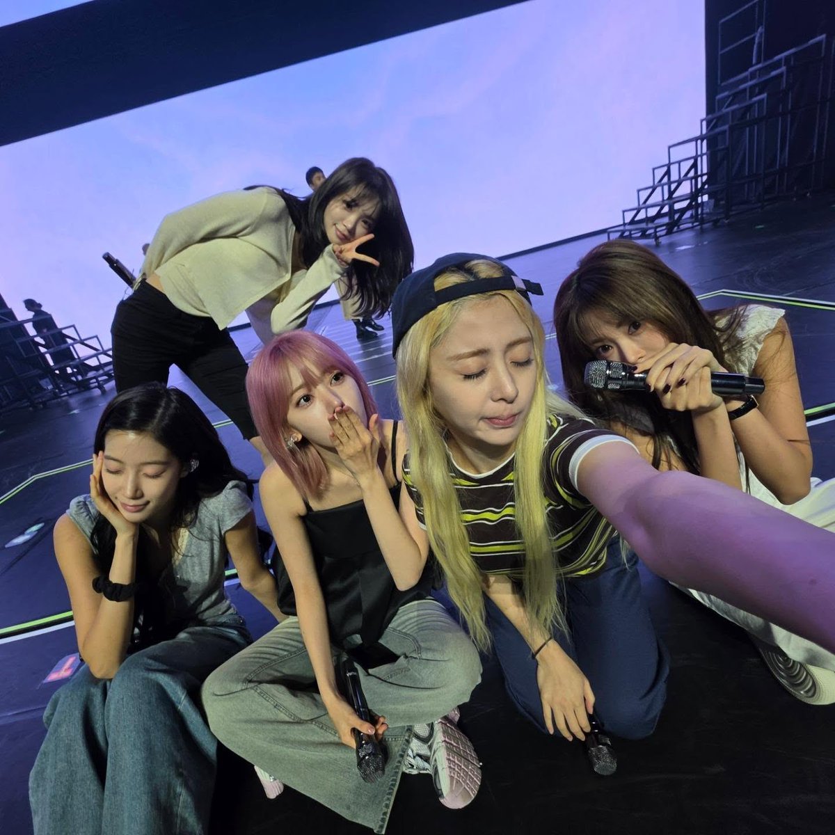 sserapics's tweet photo. LE SSERAFIM NEW PIC OT5 https://t.co/33VpzqFbUY