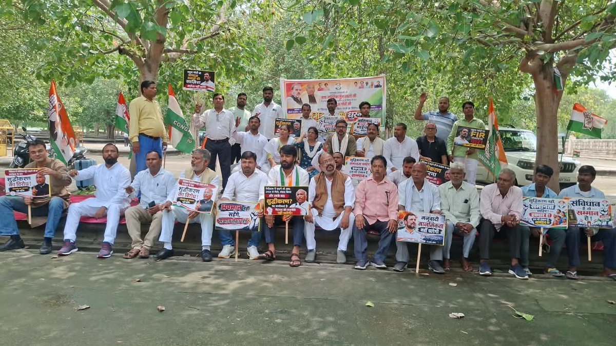tanujpuniaINC's tweet photo. अनिश्चितकालीन धरना-प्रदर्शन का चौथा दिन

कांग्रेस के राष्ट्रीय अध्यक्ष माननीय श्री मल्लिकार्जुन खरगे जी की हल्द्वानी सभा के बाद मंच के ‘शुद्धिकरण’ तथा जननायक श्री राहुल गांधी जी के खिलाफ दर्ज कराई गई फर्जी FIR के विरोध में अनिश्चितकालीन धरना-प्रदर्शन आज चौथे दिन भी जारी है।

लगातार चार दिनों से हम सम्मान, संविधान, लोकतंत्र और सामाजिक न्याय के लिए अपनी आवाज़ बुलंद कर रहे हैं। लोकतांत्रिक तरीके से अपनी बात रखना हमारा अधिकार है और अन्याय के खिलाफ यह संघर्ष पूरी मजबूती के साथ जारी रहेगा।

न झुकेंगे, न रुकेंगे—
न्याय और सम्मान की लड़ाई लड़ते रहेंगे। ✊

📍 ईको गार्डन, लखनऊ