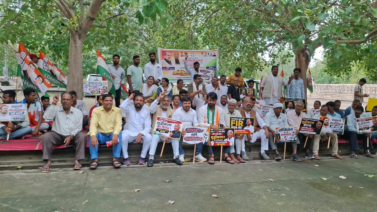 tanujpuniaINC's tweet photo. अनिश्चितकालीन धरना-प्रदर्शन का चौथा दिन

कांग्रेस के राष्ट्रीय अध्यक्ष माननीय श्री मल्लिकार्जुन खरगे जी की हल्द्वानी सभा के बाद मंच के ‘शुद्धिकरण’ तथा जननायक श्री राहुल गांधी जी के खिलाफ दर्ज कराई गई फर्जी FIR के विरोध में अनिश्चितकालीन धरना-प्रदर्शन आज चौथे दिन भी जारी है।

लगातार चार दिनों से हम सम्मान, संविधान, लोकतंत्र और सामाजिक न्याय के लिए अपनी आवाज़ बुलंद कर रहे हैं। लोकतांत्रिक तरीके से अपनी बात रखना हमारा अधिकार है और अन्याय के खिलाफ यह संघर्ष पूरी मजबूती के साथ जारी रहेगा।

न झुकेंगे, न रुकेंगे—
न्याय और सम्मान की लड़ाई लड़ते रहेंगे। ✊

📍 ईको गार्डन, लखनऊ