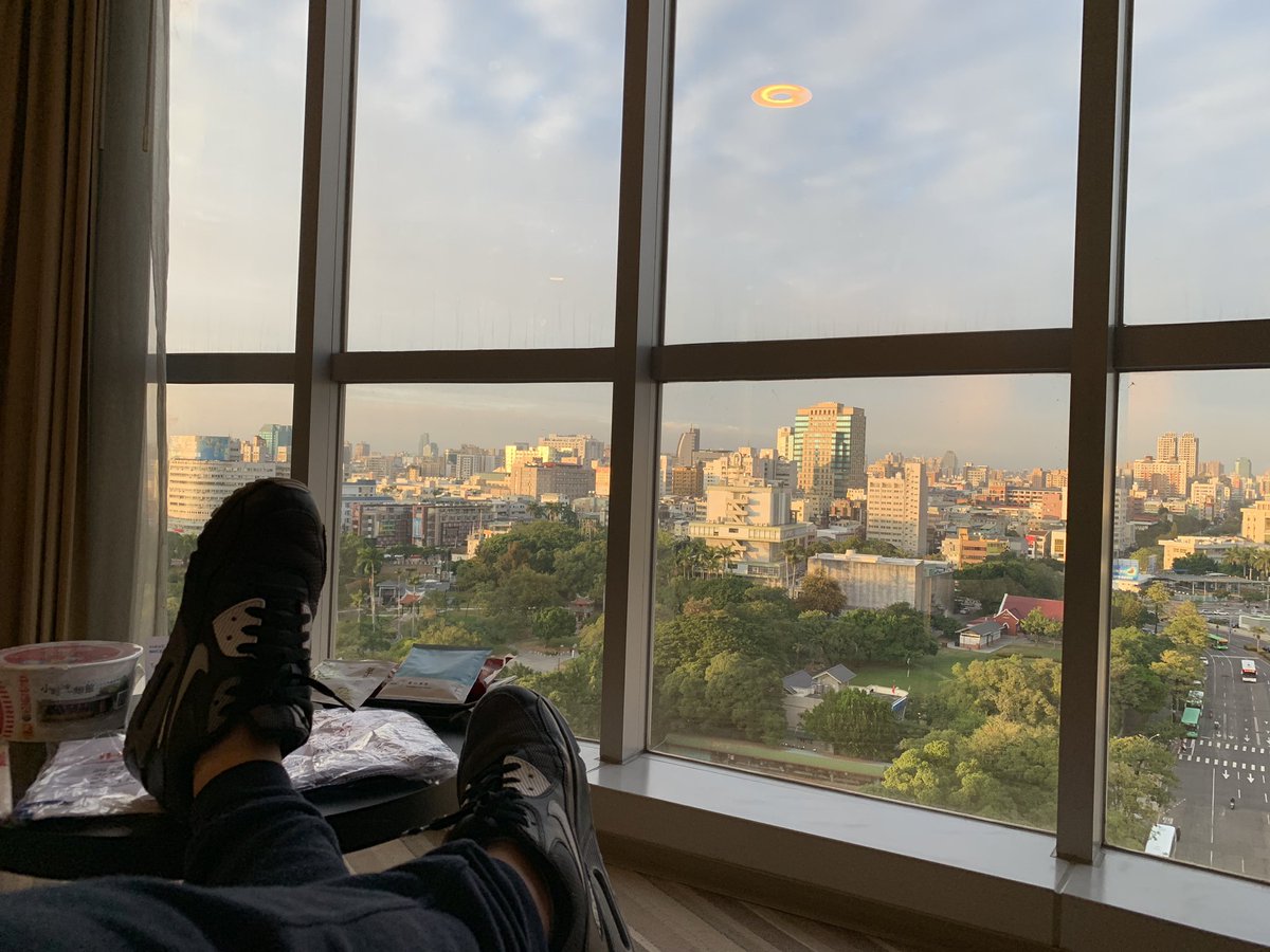 Strangevars's tweet photo. 在Hornet跟我打招呼的居然是给我办理入住的酒店前台小哥😂 专程来房间给我送欢迎礼我没认出来 今晚要来我这住我该怎么办… https://t.co/aQeEO7S8dR