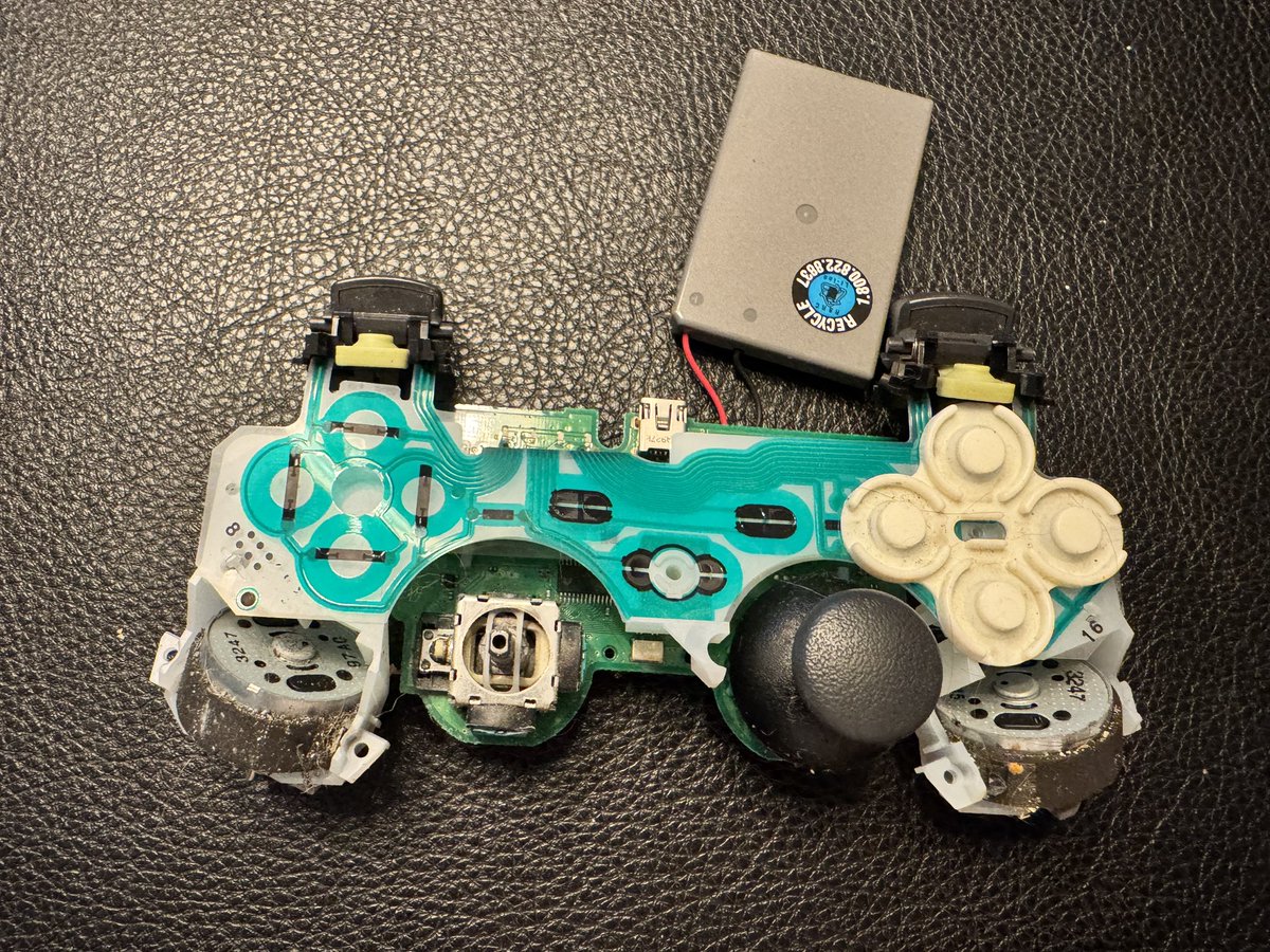 narKolepticc's tweet photo. @OlenaObsession speaking of abuse… my ps3 controller suffered the same thing https://t.co/AgA91TnU8f