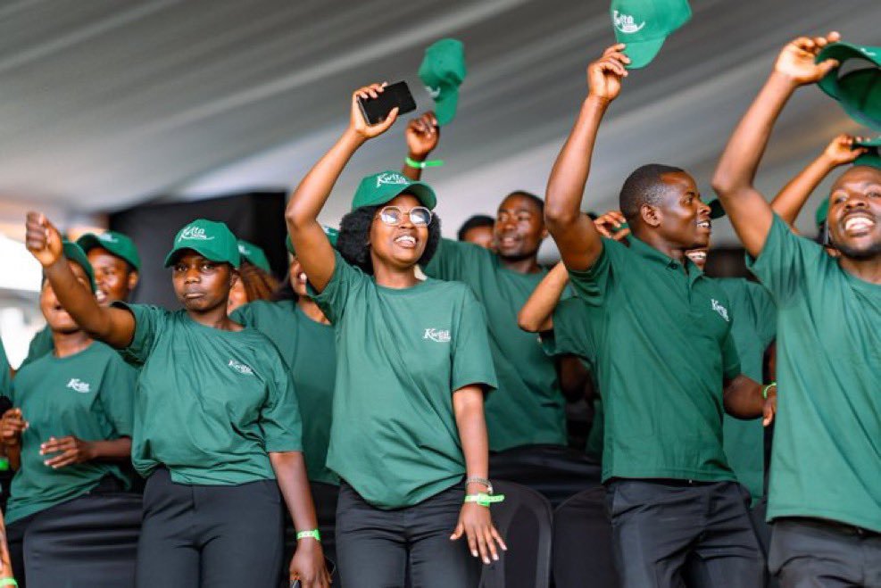 de_ndoli's tweet photo. 🚨AMAKURU MASHYA🚨

Munsi ya Pariki y’Igihugu y’Ibirunga, mu Murenge wa Kinigi w’Akarere ka @MusanzeDistrict ahagiye kubera ibirori ngarukamwaka byo #KwitaIzina ku nshuro ya 21, aho abana b’ingagi 22 bahabwa amazina n’abaturutse hirya no hino ku Isi. @Kwitaizina @RDBrwanda https://t.co/Jgllwqb3zC