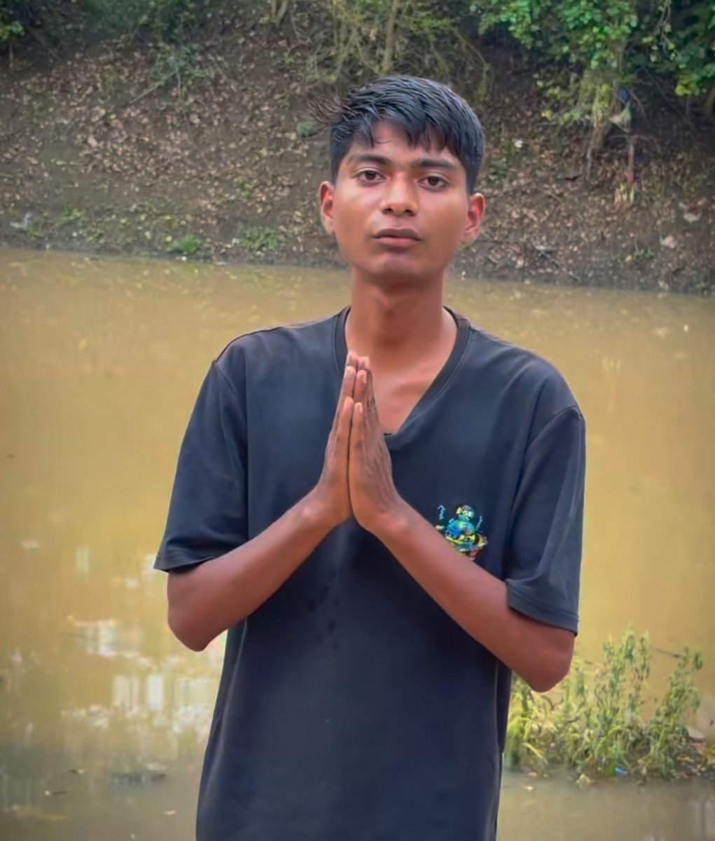 EpicCmntsTelugu's tweet photo. He cleaned the river ghat all by himself and placed a drum near the water so people could dispose of their pooja saaman there instead of dumping them into the river.

Someone broke that drum and threw it into the very river he was trying to keep clean. 🤦‍♂️ https://t.co/7HjZVI5qyM