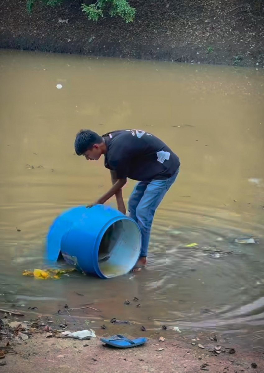 EpicCmntsTelugu's tweet photo. He cleaned the river ghat all by himself and placed a drum near the water so people could dispose of their pooja saaman there instead of dumping them into the river.

Someone broke that drum and threw it into the very river he was trying to keep clean. 🤦‍♂️ https://t.co/7HjZVI5qyM