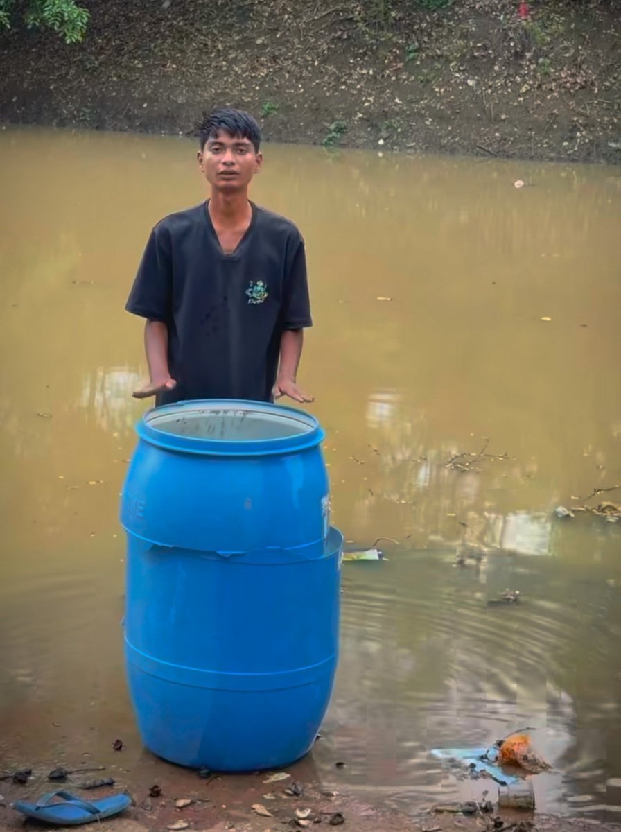 EpicCmntsTelugu's tweet photo. He cleaned the river ghat all by himself and placed a drum near the water so people could dispose of their pooja saaman there instead of dumping them into the river.

Someone broke that drum and threw it into the very river he was trying to keep clean. 🤦‍♂️ https://t.co/7HjZVI5qyM