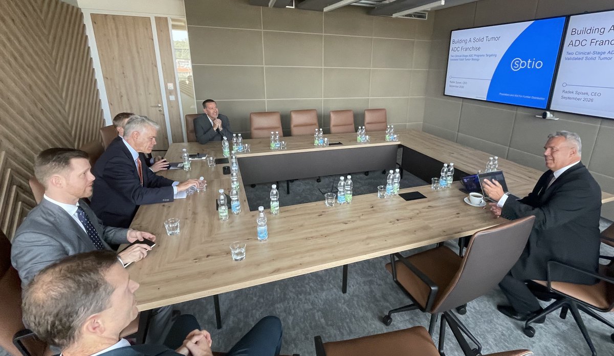 USEmbassyPrague's tweet photo. „Nadějná léčba proti rakovině se vyvíjí jak v Praze, tak v Bostonu. 🚀 Skvělá návštěva pražské centrály společnosti @SOTIO! 🇨🇿🇺🇸 Tato česká společnost s pobočkou v Bostonu spojuje špičkový výzkum, inovace v biotechnologii a onkologii. Děkuji za inspirativní diskusi!“ 🧬🔬💊 #AmbMerrick