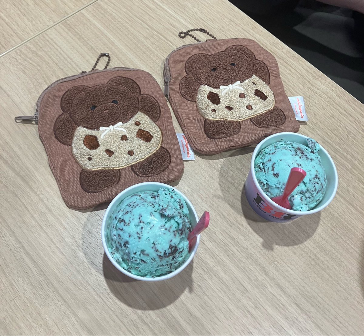cider_snow's tweet photo. しれっとこのアカウントに戻ってきました。色々しがらみから放たれてようやく趣味に目を向けられそう！
写真は友人と回したメイリーパーラーが被ったやつ🐻🐻🍦🍦 https://t.co/Yc2dvt3tNg