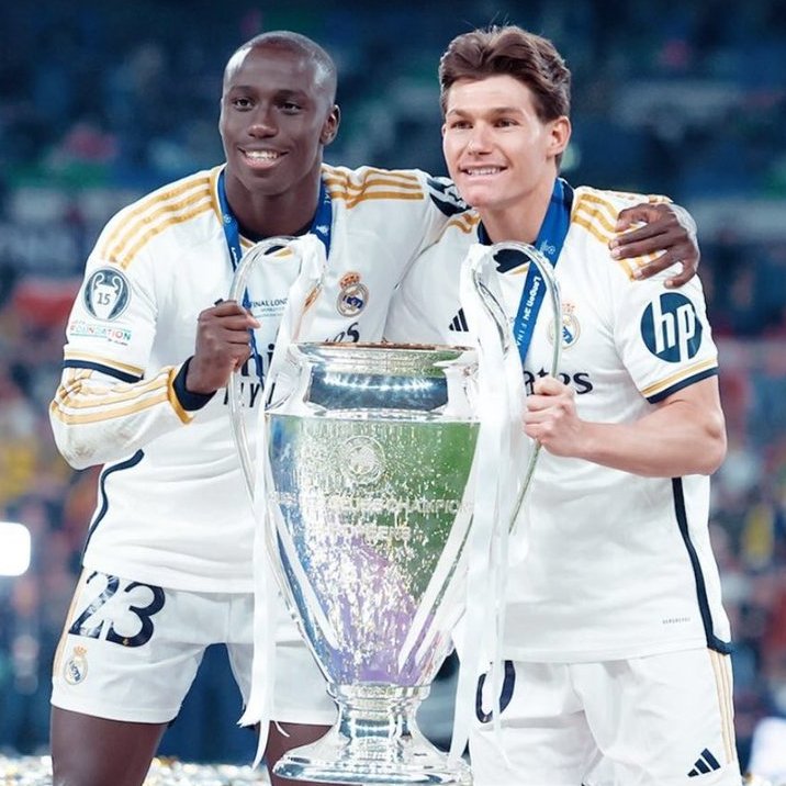 MadridXtra's tweet photo. 🚨 Fran García: "New LB's at Real Madrid? The club signed Álvaro Carreras, but I finished the season playing important matches.

This season, Cucurella was signed, I think to myself: we have FOUR full-backs, I don't know if I'll be up to the task. Ferland Mendy is injured but he'll be back at the end of the year. 

They've spent fifty million on Alvaro and sixty on Cucurella. I understand those players are going to be the priority." @diarioas