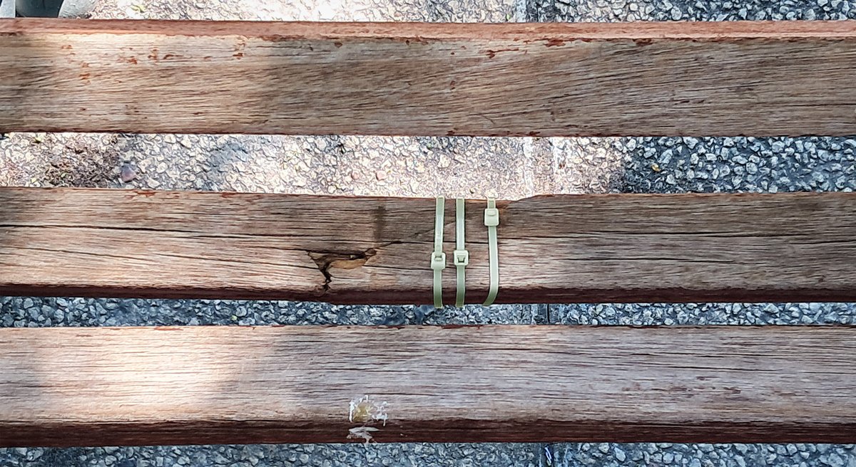 DanielVegaBorr1's tweet photo. Madrid, julio de 2022. #barrio #neighbourhood #fracture #fractura #madera #wood #bench #banco #brida #tie #madrid #spain #españa #rdnw #blog372 #fixture #arreglo https://t.co/DNwjX9sC5S