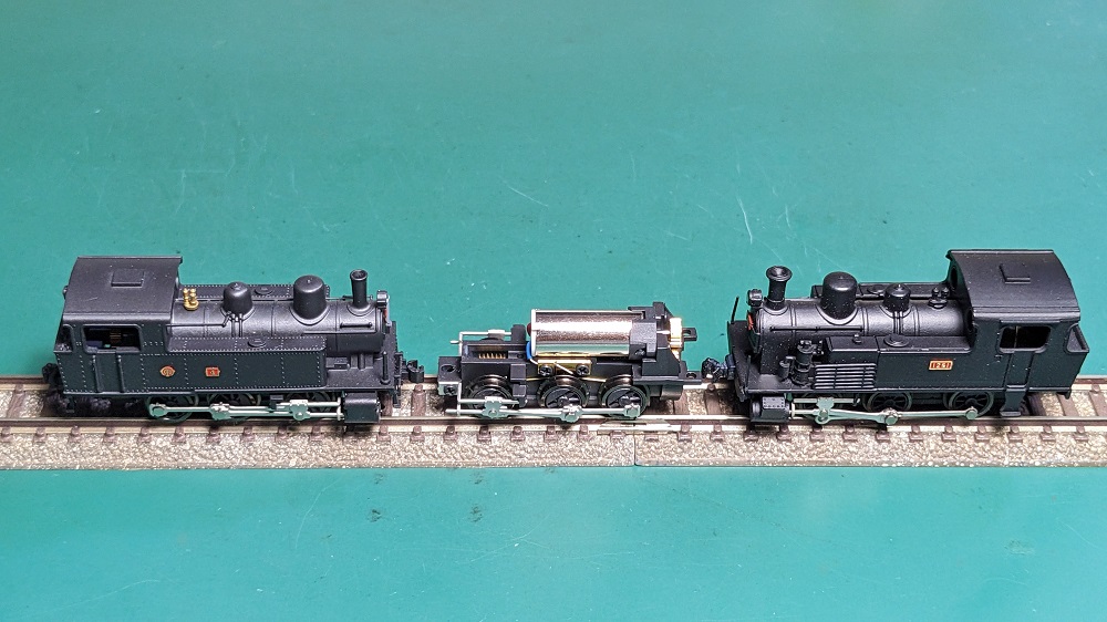tomamodelworks's tweet photo. Nゲージの話題です。日車35トンCタンク動力のギヤ比を変更して、あまり遅くない"おそパワー"?を試作しました。6Vで70km/hくらいです。
これを共通動力として加悦1261号タイプやその他のCタンクを作ろうかなと考え中です。
写真の1261号(右)は金属製の旧製品です。 https://t.co/gPo2nSlLkJ