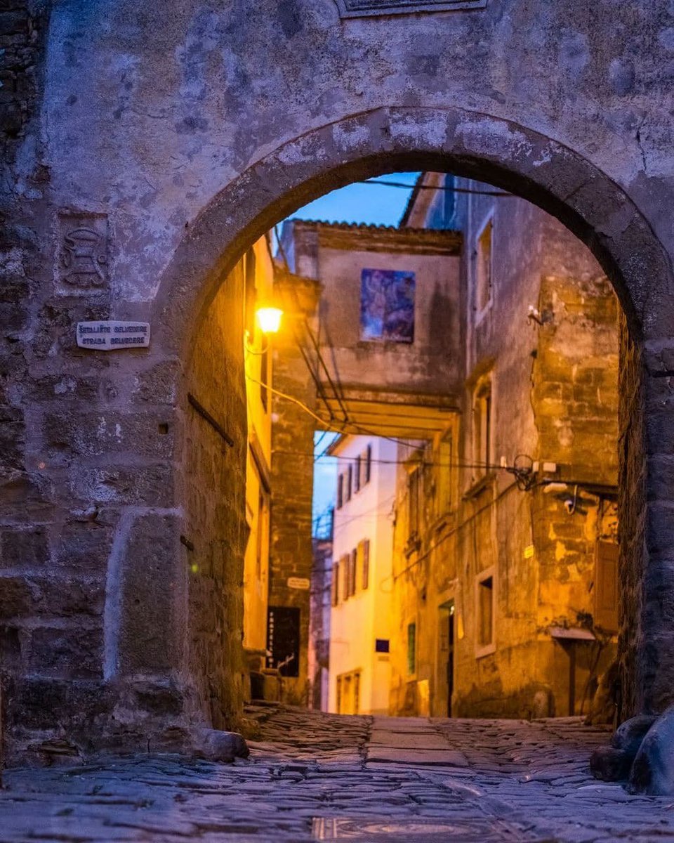 ColoursofIstria's tweet photo. #Grožnjan changes character after sunset. 🌙
The galleries begin to close, warm lamps light the stone facades, and the narrow streets grow quieter with every step. https://t.co/6kIIUSrwUn
