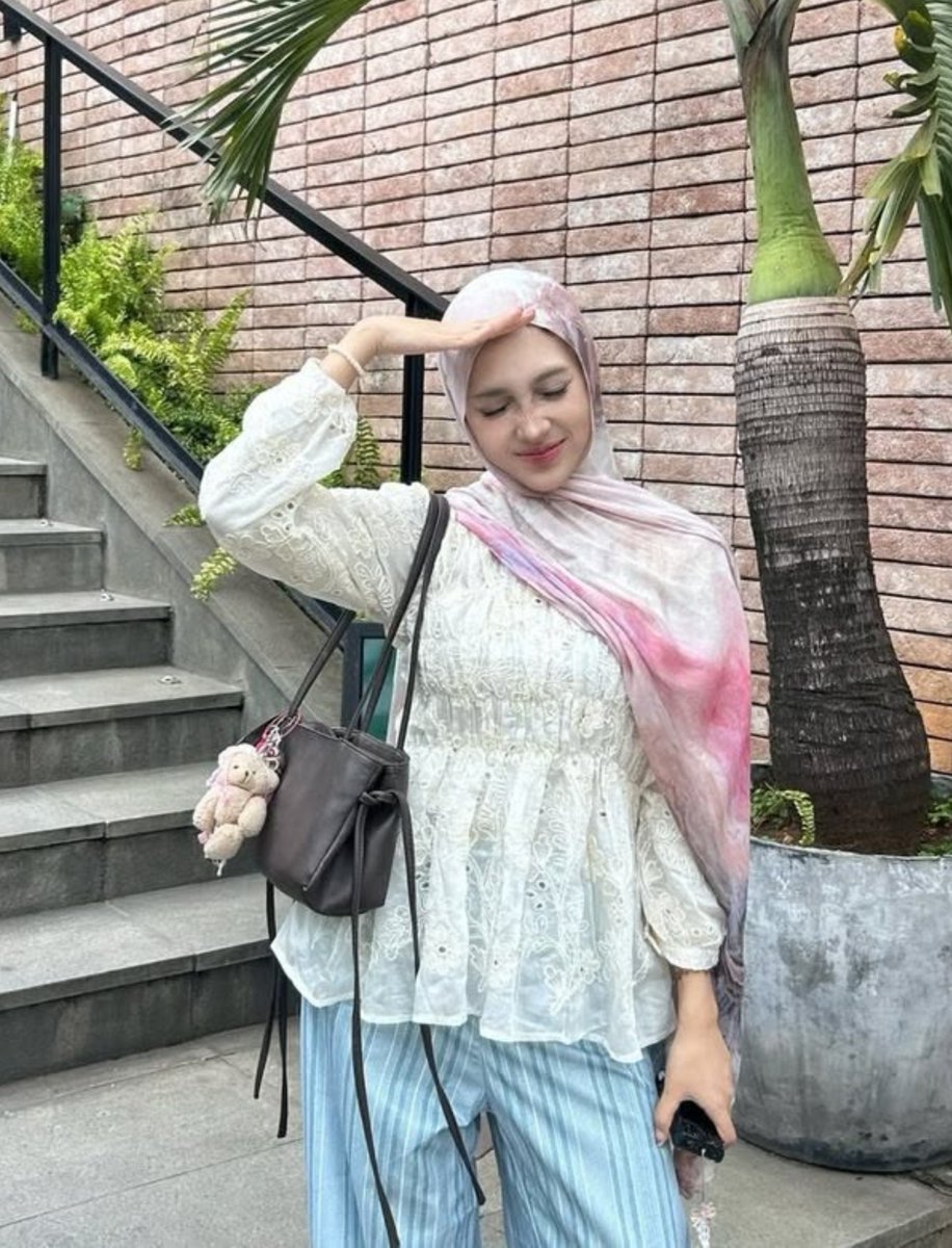 aisyaaranii's tweet photo. Nemu pashmina yg motif dan warnanya cantik banget dan bikin cerah ke muka💕 https://t.co/4kSSQxO1Nu