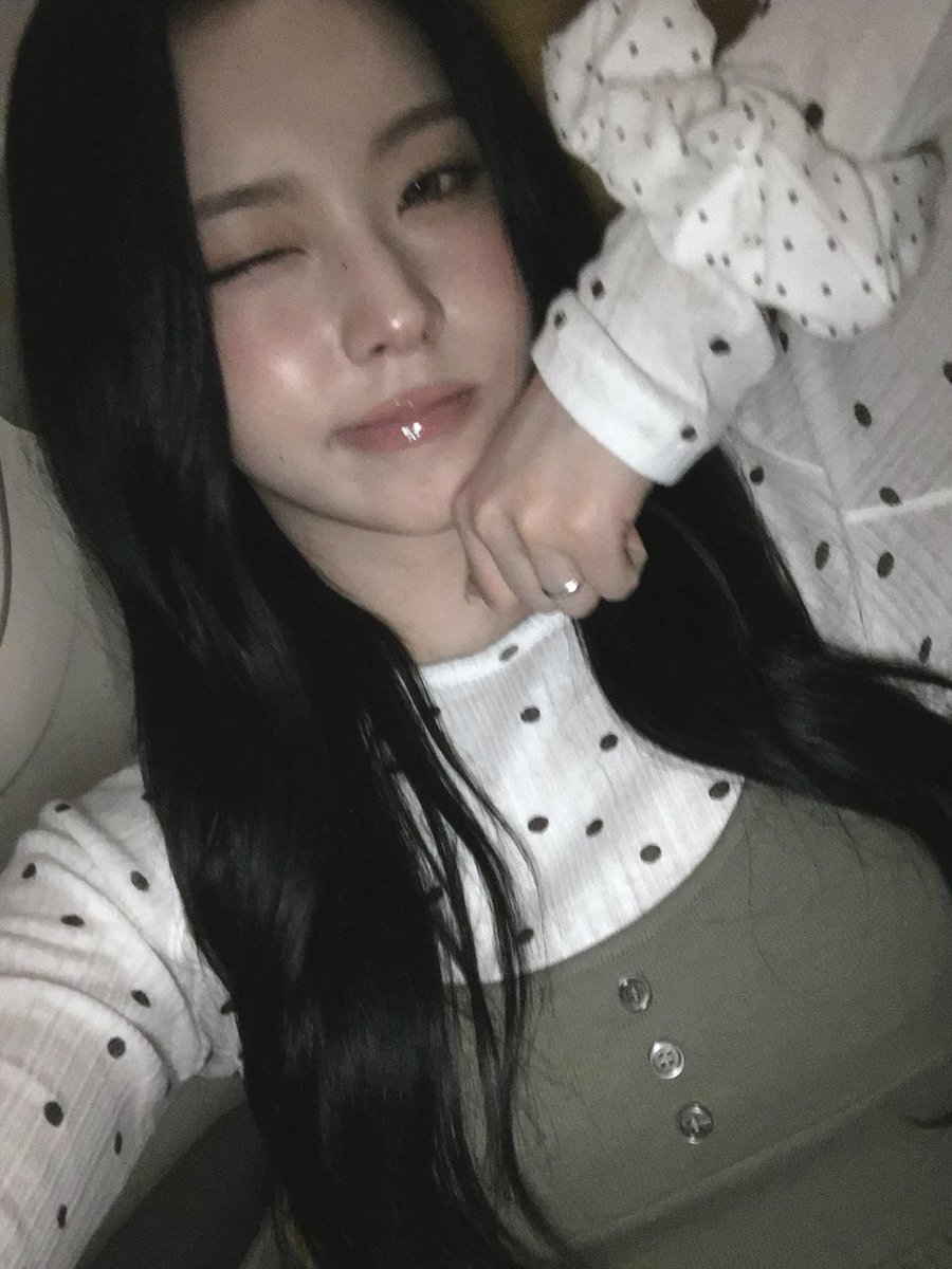 yang6gaeng's tweet photo. 나 규진이가 턱에 손올리는거 좋아했네 https://t.co/xsui8olc4V