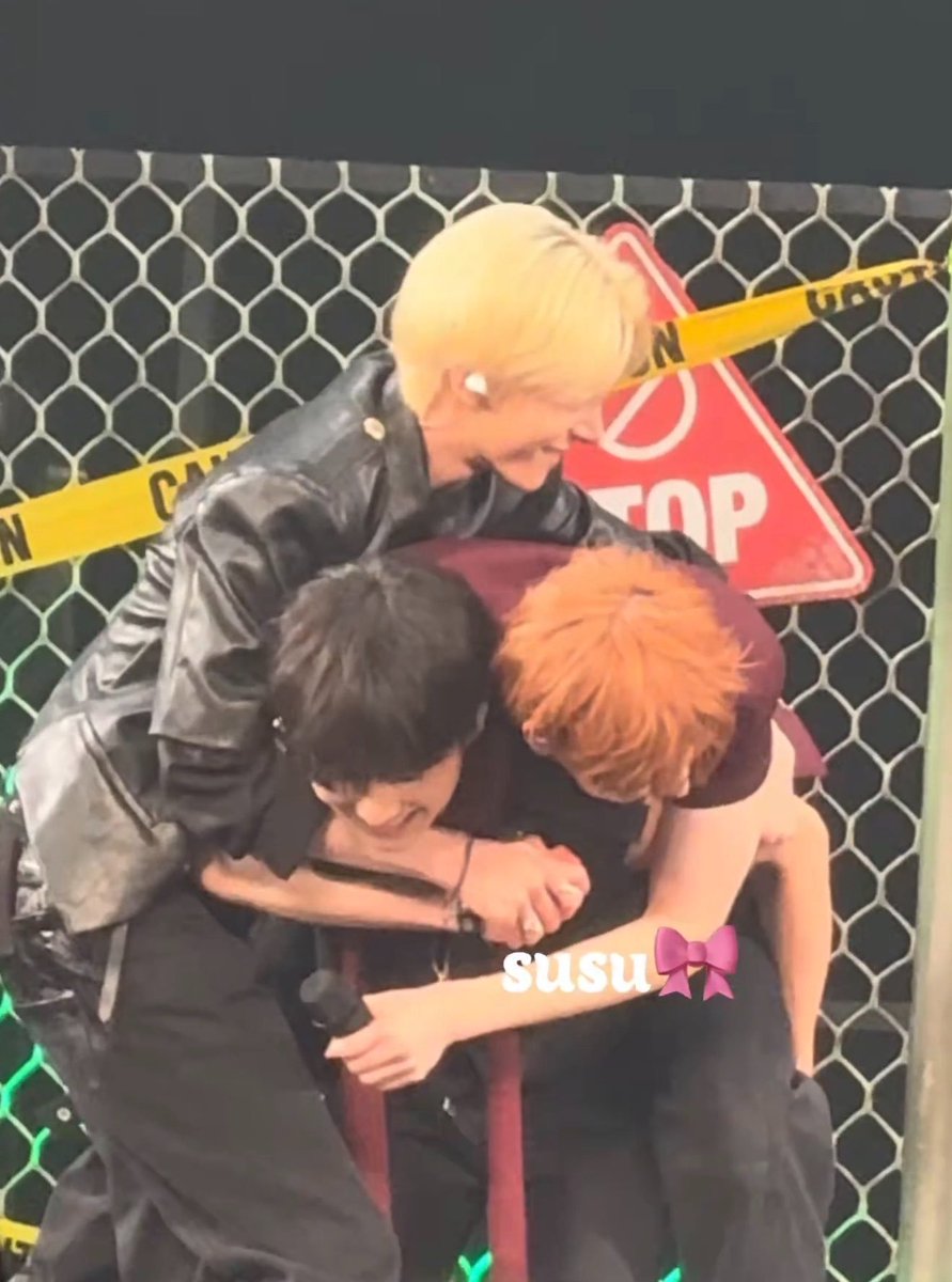 jakegfriend's tweet photo. it's really them😭🧡🖤💛 https://t.co/tEEolFqknq