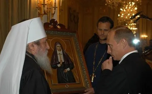 TheOrthodoxD's tweet photo. Putin’s role was political, but also symbolic.

He understood that post-Soviet Russia could not restore historical continuity while one of the largest parts of the Russian Church abroad remained separated from Moscow.

The church question became part of a wider effort to reconnect Russia with its diaspora.

4/5