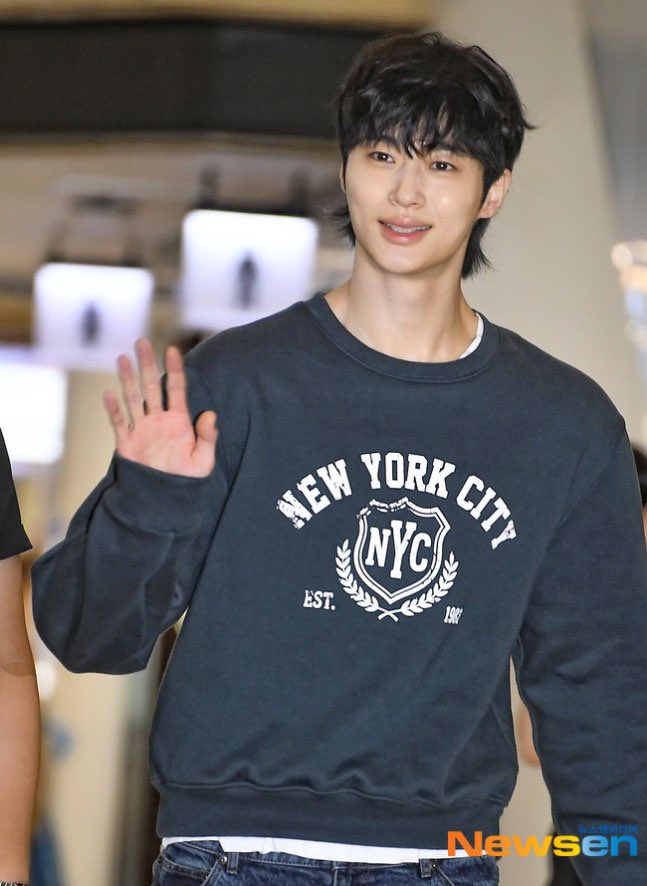 wooseokfiles's tweet photo. [PRESS] #ByeonWooSeok departed from Gimpo International Airport to attend his Asia Fan Meeting <The Secret Library> in Japan https://t.co/KqVQokVjwe
