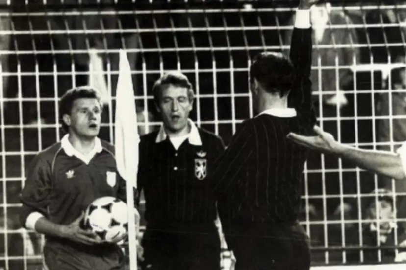 إقصاء غريب لدرجة لا تُصدق أمام ريال مدريد! في كأس الاتحاد الأوروبي عام 1984، طُرد الكرواتي دامير ديسنيكا، لاعب كرة قدم أصم، أمام ريال مدريد لأسباب غريبة: البطاقة الصفراء الأولى لأنه واصل اللعب رغم صافرة الحكم، إذ لم يكن قادرًا على سماعها.. والثانية بداعي إهانة الحكم، رغم أنه لم يكن قادرًا على الكلام أصلًا.. المصدر: The Touchline 