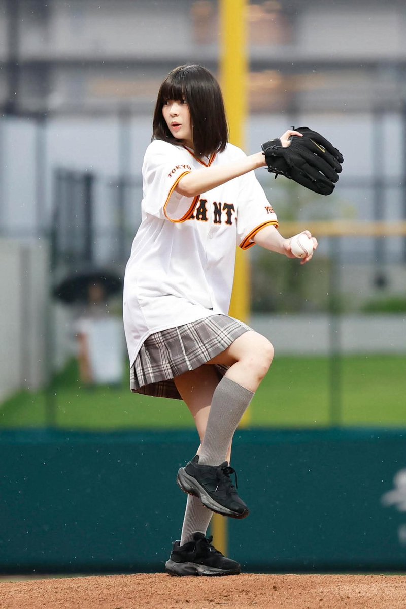 gtown_stadium's tweet photo. 本日の試合前には、秋元康さんプロデュースのアイドルグループ「22/7」（#ナナブンノニジュウニ）の #南伊織 さんと #橘茉奈 さんがファーストピッチに登場👏⚾️

 #山田龍聖 投手と投球練習を行った南さんは、本番でもキャッチャーミットめがけて全力投球を披露しました✨ https://t.co/ceVrR9Qnuw