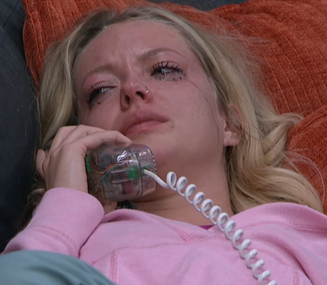 JokersBBUpdates's tweet photo. Posted 1:46am: Melody using her pretend one way phone in the gym and crying hard #BB28 #BBLF https://t.co/aPSvi0hjrr
