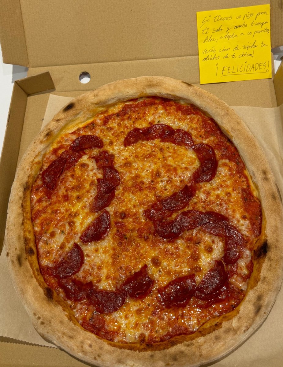 ceciarmy's tweet photo. Mis máximos respetos al restaurante por la pizza y la nota https://t.co/DS0C6eaaro