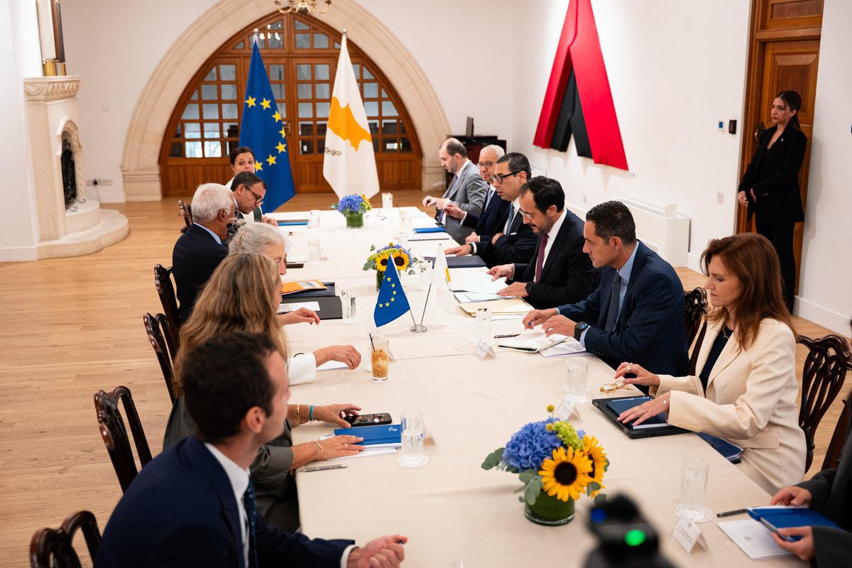 Christodulides's tweet photo. Είναι με μεγάλη χαρά που υποδέχθηκα τον φίλο Πρόεδρο του Ευρωπαϊκού Συμβουλίου στην Κύπρο, στην τρίτη του επίσκεψη στη χώρα μας το 2026. 

Ενόψει των πολύ σημαντικών συζητήσεων που θα έχουμε τους επόμενους μήνες στο Ευρωπαϊκό Συμβούλιο, ανταλλάξαμε απόψεις για το Νέο Πολυετές Δημοσιονομικό Πλαίσιο, τις εξελίξεις στην Ουκρανία και τη Μέση Ανατολή, θέματα Άμυνας και Ασφάλειας, το Μεταναστευτικό, την Ανταγωνιστικότητα και τη Διεύρυνση της ΕΕ.

Συζητήσαμε, επίσης, εκτενώς για το Κυπριακό και τις προσπάθειές μας για επανέναρξη ουσιαστικών διαπραγματεύσεων στη βάση του συμφωνημένου πλαισίου. Το Κυπριακό είναι Ευρωπαϊκό πρόβλημα και η ΕΕ δύναται να διαδραματίσει τον πιο καθοριστικό ρόλο στη μεγάλη μας προσπάθεια για επανένωση της πατρίδας μας.

🇨🇾🇪🇺