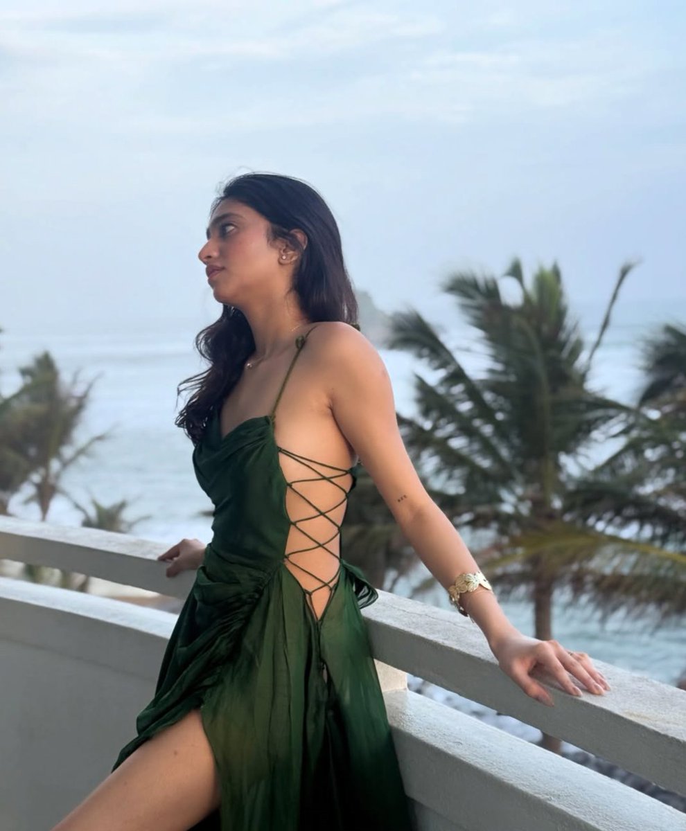 hottelugumemes2's tweet photo. Mridhini...braless🥵🔥🔥 https://t.co/PhwkjvXFOh