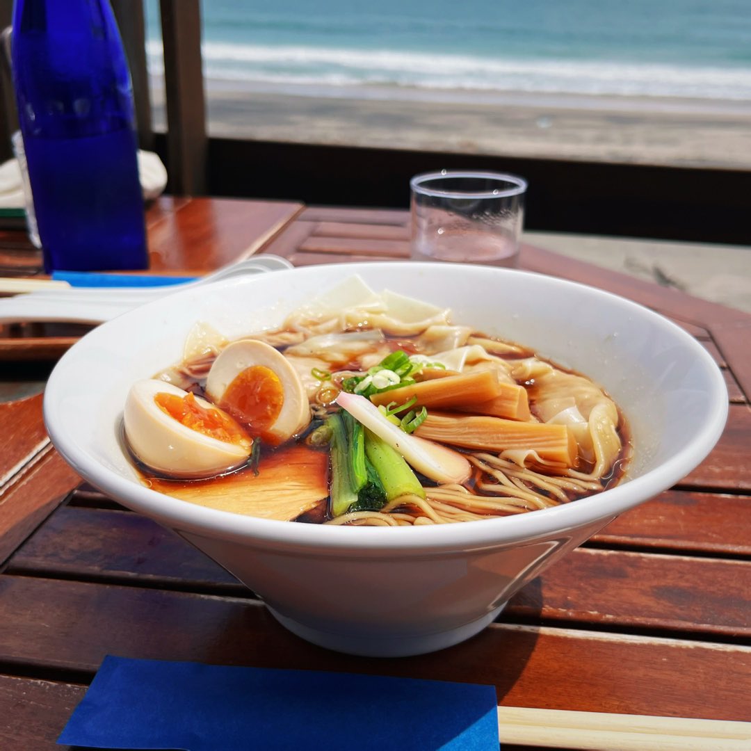 LovickDragon's tweet photo. 夏の思い出
海を見ながら食べたラーメン🍜 https://t.co/AANl2QiZUI