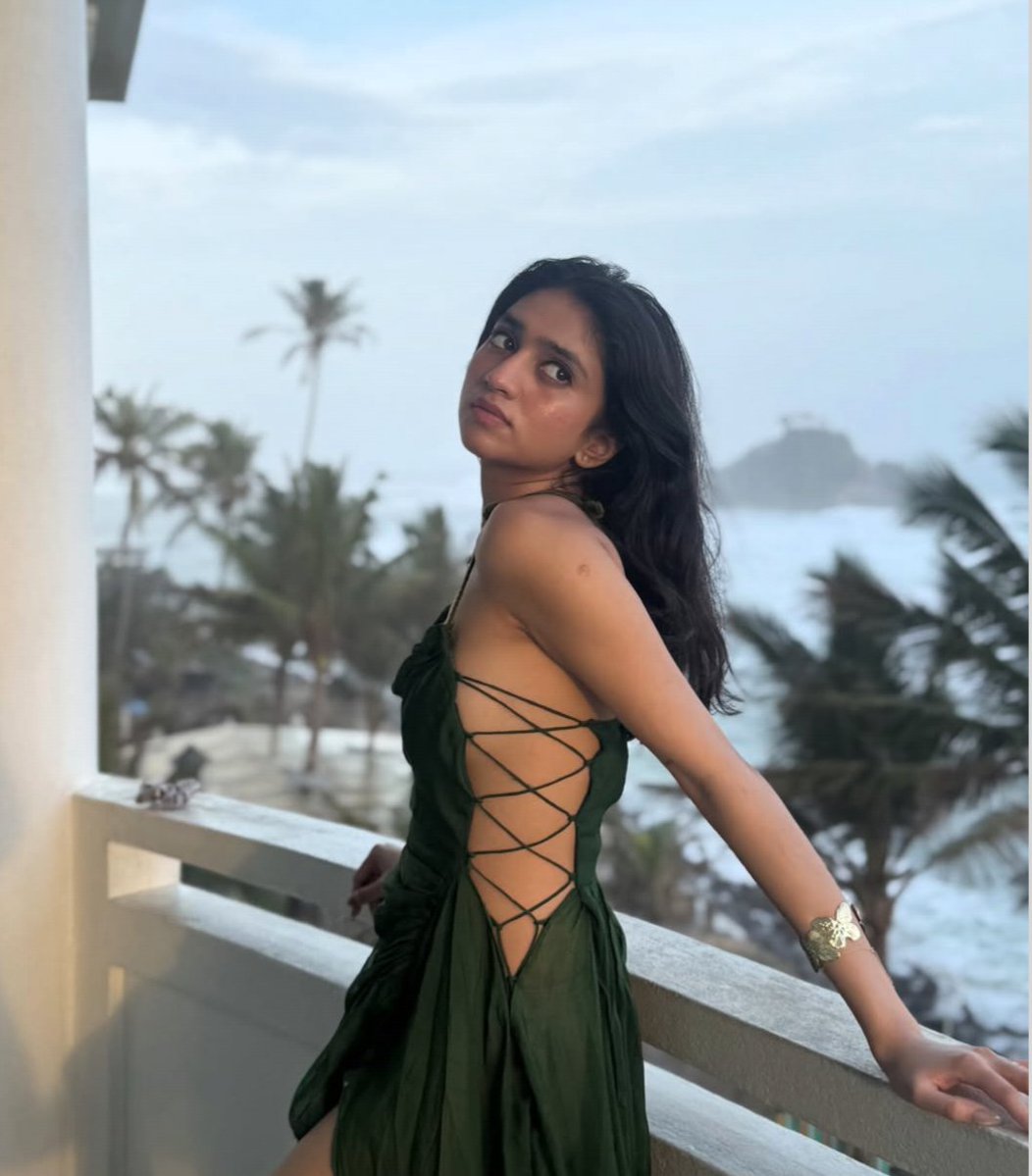 hottelugumemes2's tweet photo. Mridhini...braless🥵🔥🔥 https://t.co/PhwkjvXFOh