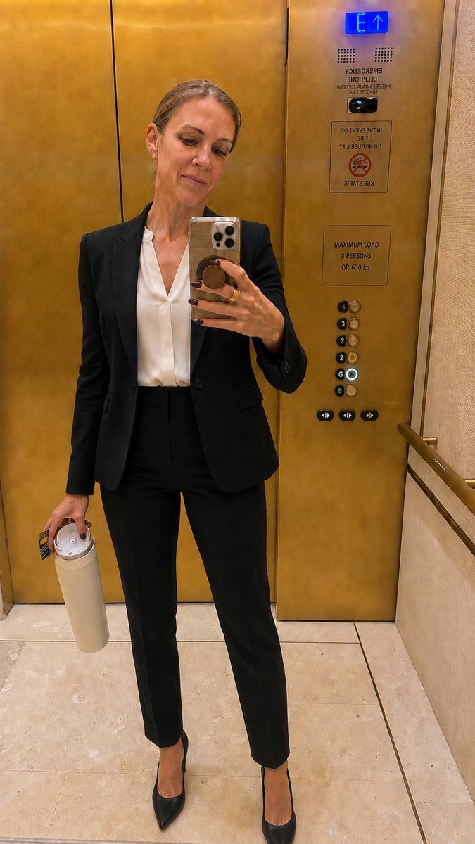 claireBdavis2's tweet photo. Off to work 😘 https://t.co/nKW0Hulk00