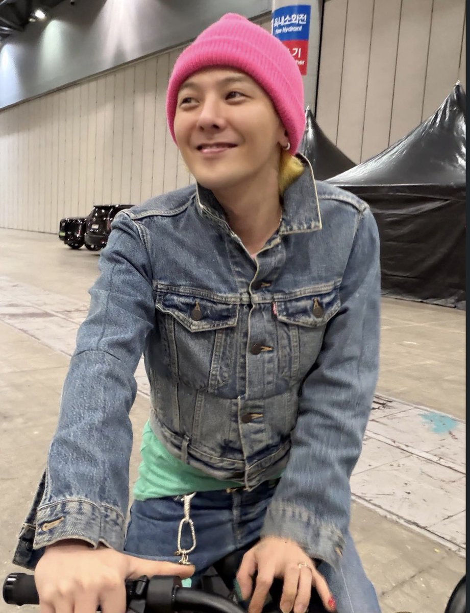jiyongvamp's tweet photo. the love for his bike following him all the way to the USA 💀 https://t.co/NNNIgiIFnr