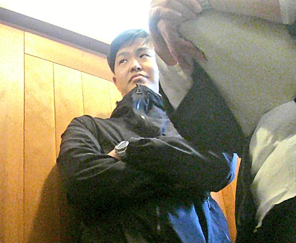 kinglifeguide's tweet photo. 法令根拠も無く、勝手に人の家に入る、北海道警察札幌南警察署の警察官。 https://t.co/X0sI2J2MFg