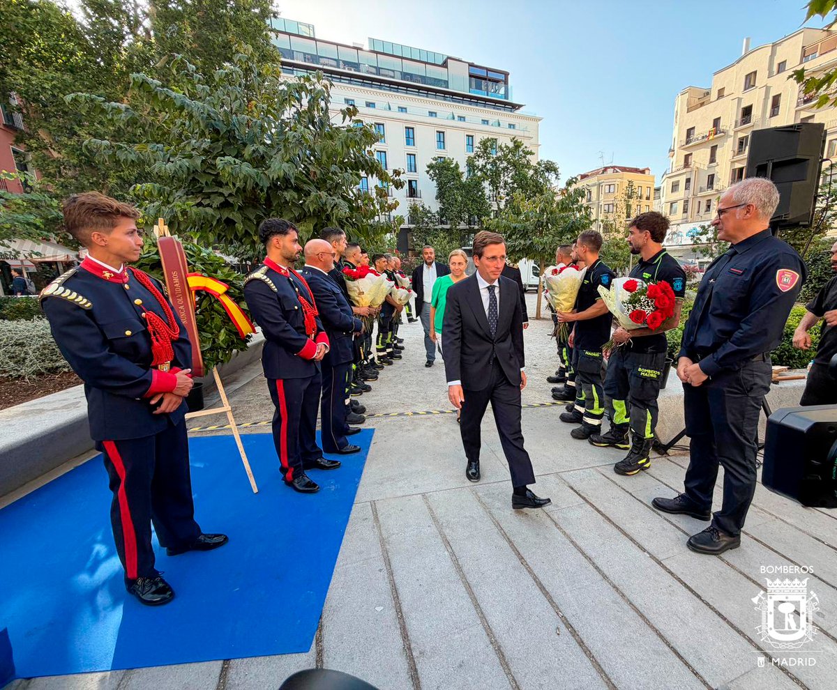 BomberosMad's tweet photo. 👨‍🚒Celebramos el Homenaje del 39º aniversario a los compañeros fallecidos en el incendio de Almacenes Arias. 🌹Se realiza una ofrenda floral con la colocación de una corona de laurel y a la entrega de 13 ramos de 10 rosas rojas. Un ramo por cada parque de bomberos del @MADRID https://t.co/GLjPFgoDyB