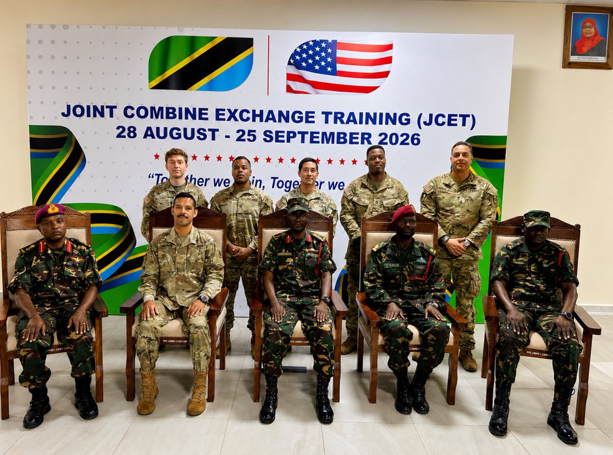 usembassytz's tweet photo. Zaidi ya Kukimbia Pamoja!
Ushirikiano mzuri haujengwi katika kumbi za mikutano.

Unajengwa kupitia mafunzo, kazi ya pamoja na uzoefu wa pamoja. Wataalamu wa kijeshi wa Marekani na Tanzania wameanza mafunzo ya kwanza barani Afrika yaitwayo Psychological Operations Joint Combined Exchange Training, yakileta pamoja wataalamu kutoka nchi zote mbili kujifunza kutoka kwa wenzao na kuimarisha ushirikiano wa muda mrefu wa kiusalama kati ya Marekani na Tanzania.

Mazoezi hayo ya pamoja yanalenga kuwezesha kila upande kujifunza kutokana na uzoefu wa mwenzake katika kuzuia migogoro, kujenga imani na jamii za kiraia, pamoja na kutekeleza shughuli za uokoaji na kampeni za mawasiliano wakati wa majanga ya asili.