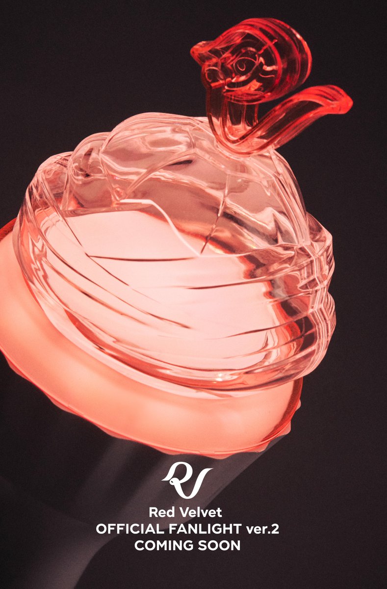 Red_VelvetJP's tweet photo. Red Velvet OFFICIAL FANLIGHT ver.2&amp;FANLIGHT EMBLEMの発売決定🧁

9/7(月)18:00よりmu-mo SHOPにて販売を開始いたします！ぜひチェックしてください✨

▼Red Velvet OFFICIAL FANLIGHT ver.2
https://t.co/C0hwlE0F6G

▼Red Velvet FANLIGHT EMBLEM
https://t.co/15ukz0fnLI

#RedVelvet #레드벨벳 https://t.co/p1Rb2M7sVZ