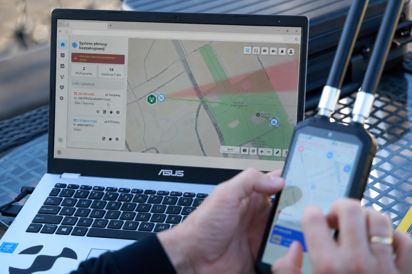 BYFtech's tweet photo. 🖥️ C2 = command and control. Warstwa oprogramowania, która zbiera dane ze wszystkich sensorów i łączy je w jeden obraz sytuacyjny.

RF, sieć czujników, optyka, Remote ID - każdy mówi własnym językiem. C2 sprowadza to do jednego widoku. https://t.co/nafq66oOOh