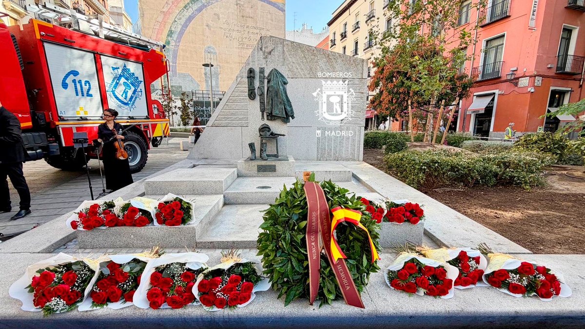 BomberosMad's tweet photo. 👨‍🚒Celebramos el Homenaje del 39º aniversario a los compañeros fallecidos en el incendio de Almacenes Arias. 🌹Se realiza una ofrenda floral con la colocación de una corona de laurel y a la entrega de 13 ramos de 10 rosas rojas. Un ramo por cada parque de bomberos del @MADRID https://t.co/GLjPFgoDyB
